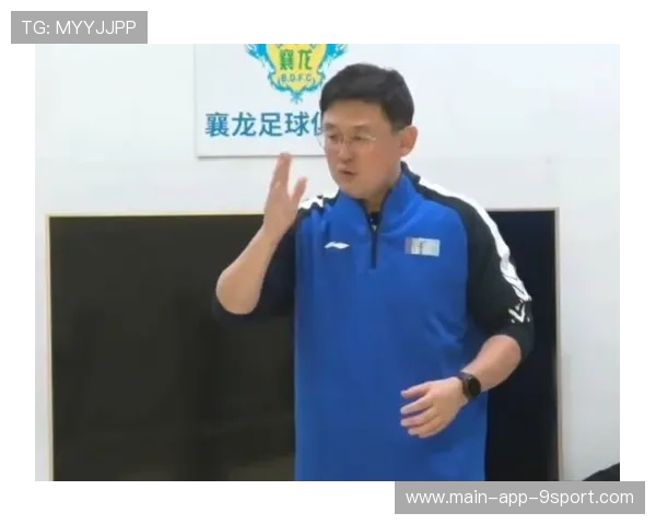 足球教练怒踢板凳暴走，背后的心酸与激情