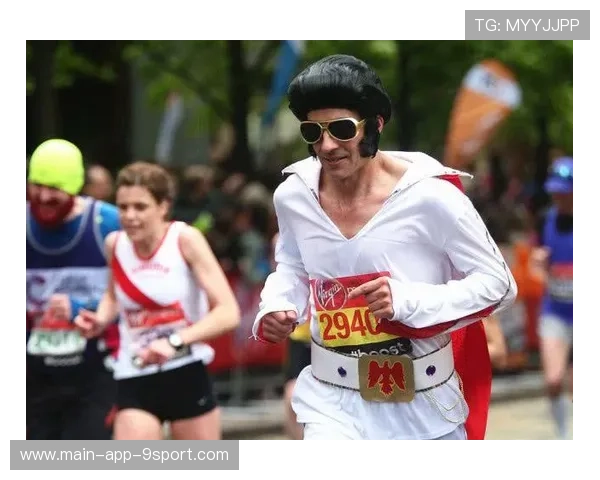 马拉松选手跑偏道进商场迷路