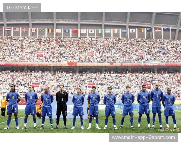 球员在欧冠赛场上凭借团队配合体现绝佳默契，欧冠人员